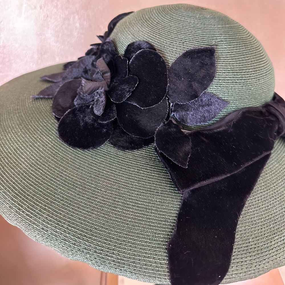 DASHING 1950s' GREEN STRAW WIDE BRIM HAT + BLACK FABRIC/VELOUR FLOWERS & BAND - Picture 5 of 14